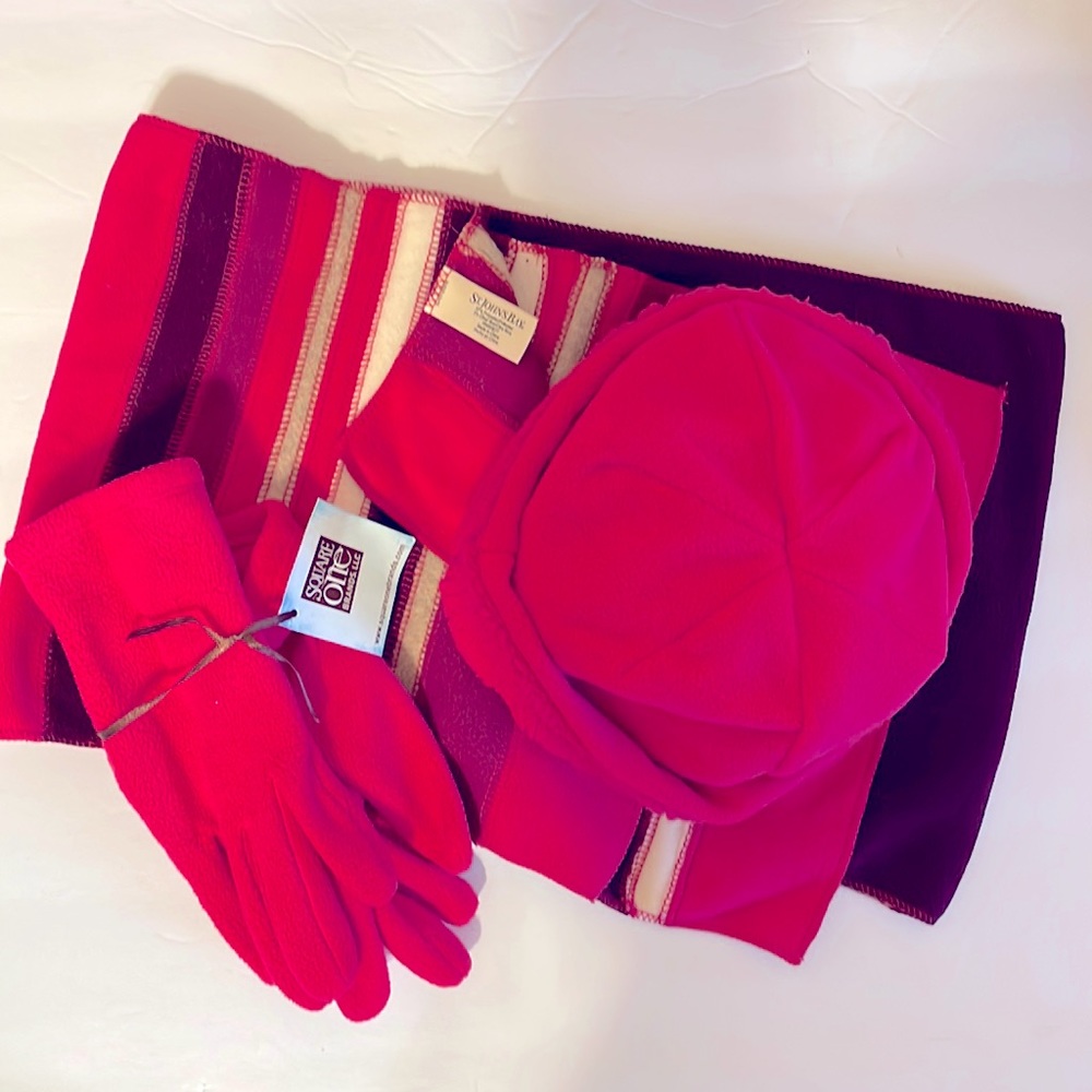 NWT girls St. John’s Bay scarf, hat, gloves set
